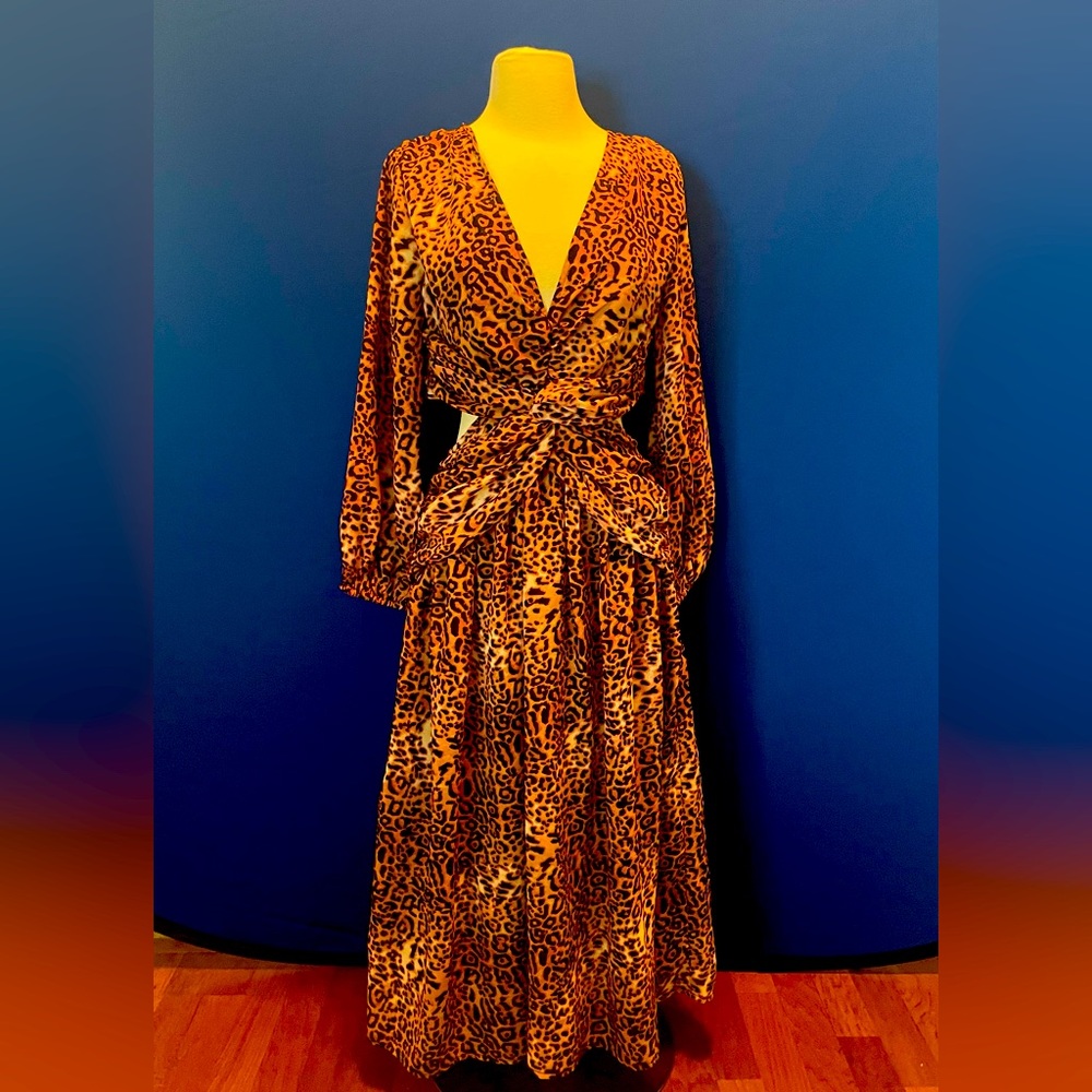 NWT leopard print midi. Ruching at waistline, back zip, cutout out sides